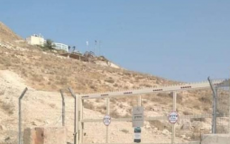 الاحتلال ينصب بوابة حديدية في الخضر جنوب بيت لحم