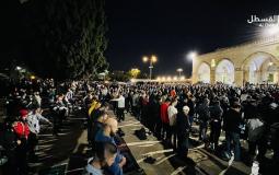 الآلاف يؤدون صلاتي العشاء والتراويح في المسجد الأقصى الليلة