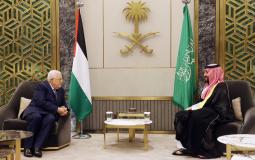الرئيس عباس لدى اجتماعه مع ولي العهد السعودي في جدة