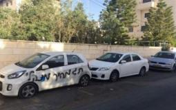 مستوطنون يحرقون مركبة ويخطّون شعارات عنصرية شمال القدس