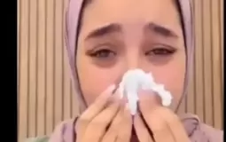 فتاة عراقية تبكي بحرقة