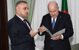 الرئيس الجزائري خلال تسلمه الرسالة الخطية