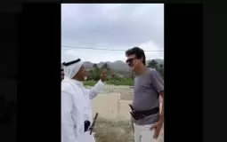 مسن سعودي يترجم لسائح ويتحدث الإنجليزية بطلاقة