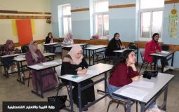 عدد من المتقدمات لاختبار التوظيف في رام الله