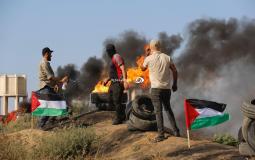فلسطينيون يشعلون الاطارات المطاطية على حدود شرق مدينة غزة (تصوير أحمد زقوت/سوا)