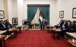 جانب من لقاء الرئيس عباس مع وفد من الجامعة العربية