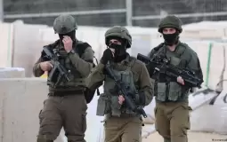 جندي إسرائيلي يطارد قادته بالسلاح