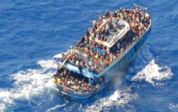 قارب المهاجرين قبل غرقه قبالة السواحل اليونانية