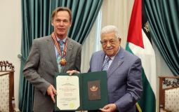 الرئيس الفلسطيني يقلد سفير الاتحاد الأوروبي نجمة القدس من وسام القدس