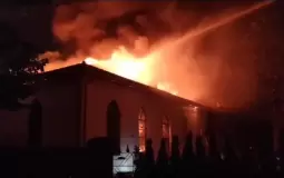 اندلاع حريق هائل داخل مبنى أثري في إسطنبول