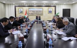 رئيس الوزراء محمد اشتية خلال ترؤسه اجتماع اللجنة الوزارية بشأن إعادة إعمار مخيم ومدينة جنين
