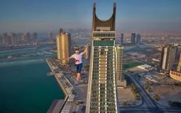 مغامر يحطم الرقم القياسي في المشي على الحبال المضيئة  في قطر