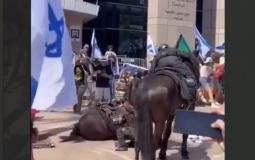 سقوط شرطي إسرائيلي من على حصانه خلال قمع الاحتجاجات في تل أبيب