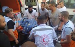 نقل مصاب من مخيم عسكر إلى المستشفى