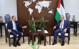 رئيس الوزراء محمد اشتية مع سفير جمهورية مصر العربية لدى دولة فلسطين إيهاب سليمان
