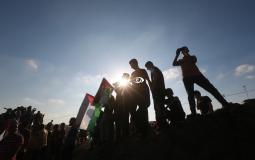 شبان يحملون أعلام فلسطين على حدود شرق غزة قبل أيام