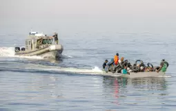 مقتل 14 مهاجراً وفقدان العشرات بعد غرق مركبهم قبالة سواحل تونس