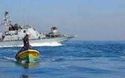 زوارق الاحتلال تطلق النار صوب مراكب الصيادين في بحر غزة
