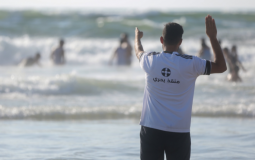 مُنقذ بحري في غزة يوجه إرشاداته للمواطنين