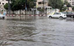 غرق منازل وإغلاق طرق بفعل الأمطار الغزيرة في غزة والضفة