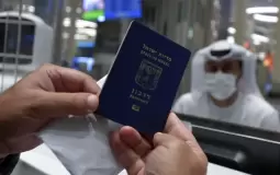 اسرائيلي يقدم جواز سفره للفحص الحدودي في مطار دبي