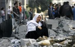 أم فلسطينية تجلس على حطام منزلها المدمر في غزة - تعبيرية
