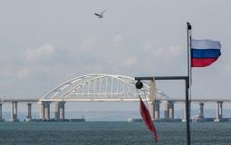 روسيا توقف حركة المرور عبر جسر القرم وتقصف موانئ ومخازن الحبوب