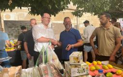 خلال جولة عضو الكنيست سيمحا روتمان في سوق بشارع يافا في القدس