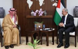 رئيس الوزراء لدى استقباله سفير السعودية لدى فلسطين