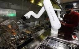 روبوت يحضّر الدجاج المقلي في كوريا الجنوبية