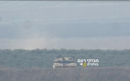 آلية عسكرية إسرائيلية تعتلي أحد السواتر الرملية مقابل موقع ملكة شرقي غزة