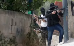 مسلحون فلسطينيون خلال تصديهم لقوات الاحتلال - أرشيف