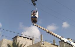 إصلاح أحد محولات الكهرباء في غزة في ظل العدوان الإسرائيلي
