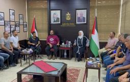 د.غنام تأمن العشرات من عمال غزة الذين طردهم الاحتلال من أماكن عملهم