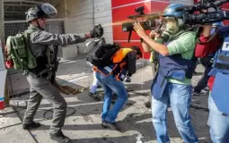 الاحتلال يهاجم الصحفيين ويطرد المصلين من المسجد الأقصى