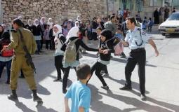 إصابة عشرات الطالبات بالاختناق إثر مهاجمة الاحتلال لمدرسة في الخليل