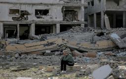 مسن فلسطيني يجلس على أنقاض الدمار