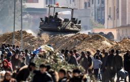 فلسطينيون أمام دباية إسرائيلية في غزة - تعبيرية