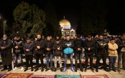 فلسطينيون يؤدون صلاتي العشاء والتراويح في المسجد الأقصى