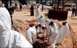 غزة - انتشال جثامين 50 فلسطينيا من مجمع ناصر الطبي