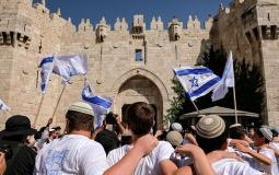 مسيرة الأعلام تصل الى باب العامود في القدس