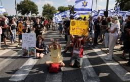 محتجّون أمام مكتب نتنياهو في القدس (Getty Images)