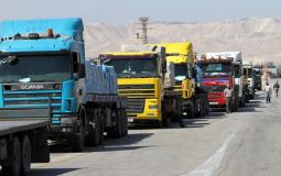 حركة الشاحنات التجارية عند معبر الكرامة