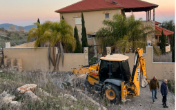 السلطات الإسرائيلية تجبر مواطنا على هدم منزله