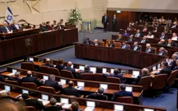 الكنيست يقرّ بالقراءة الأولى قانونًا يتيح إغلاق وسائل إعلام أجنبية