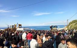 فلسطينيون يحتشدون قرب محور نتساريم انتظارا لعودتهم إلى مدينة غزة وشمال القطاع