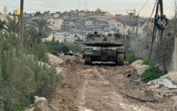 دبابة إسرائيلية تنفذ أعمال تجريف في الضفة