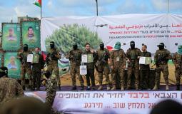 عناصر المقاومة خلال تسليم أسرى من النصيرات