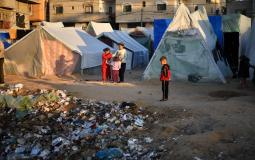 تراكم النفايات في غزة وسط خيام النازحين