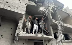 فلسطينيون بموقع غارة إسرائيلية على منزل في حي الشجاعية بمدينة غزة يوم 9 أبريل 2025 (رويترز)